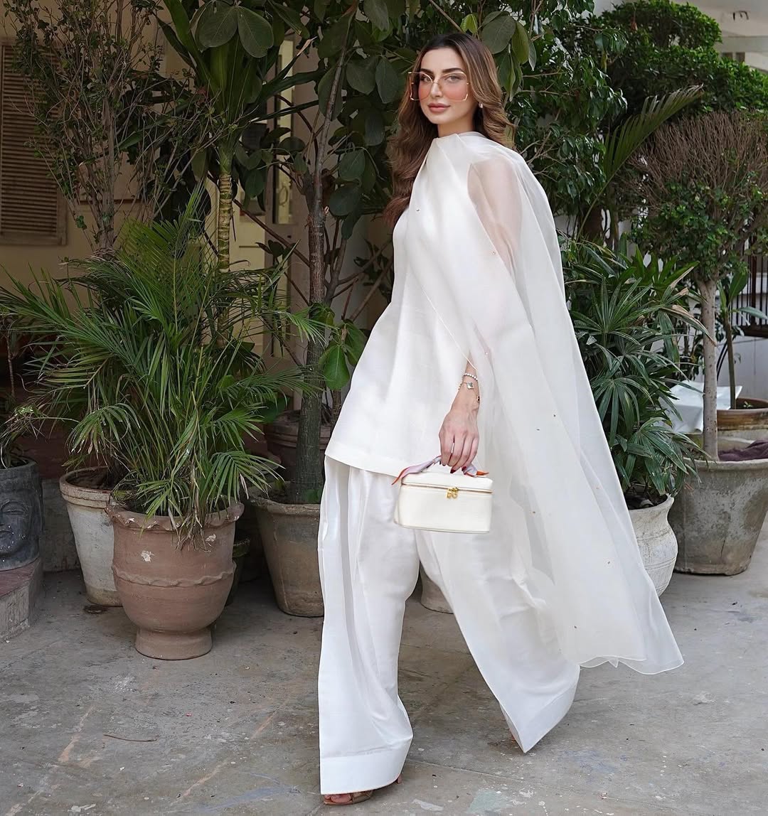 White farshi set